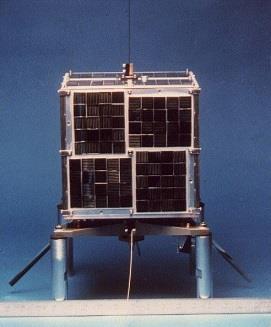 RADIOAFICION ARGENTINA EN EL ESPACIO Los radioaficionados argentinos inauguramos nuestra presencia con un artefacto espacial propio en enero de 1990 con la puesta en órbita del micro satélite de
