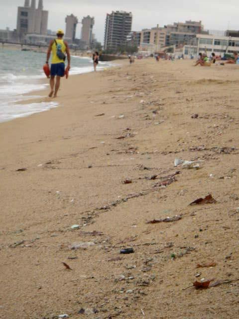 Residus a la sorra Primera línia de la platja de Badalona,