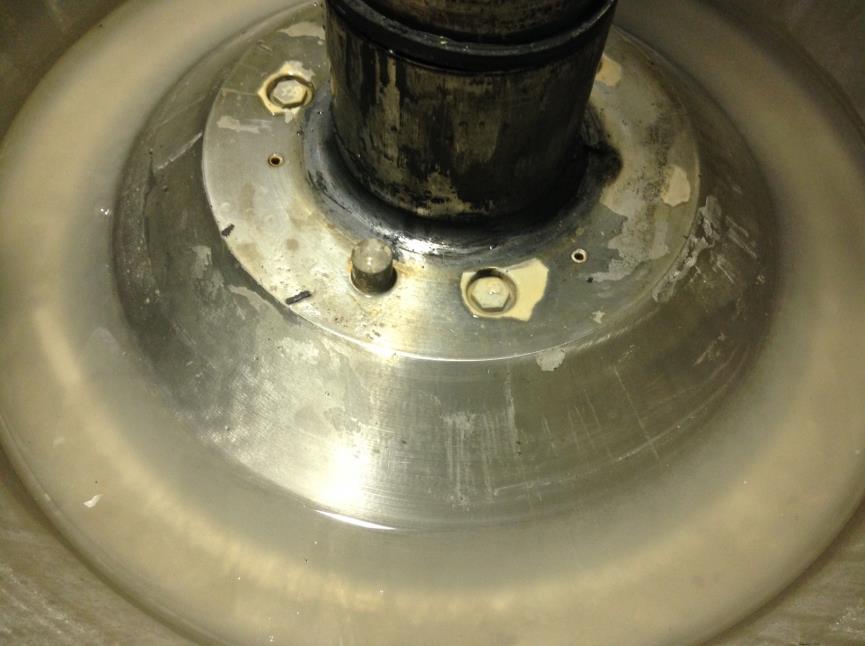 Foto 3: En el interior del recipiente con el anillo de dispersión de agua retirado se