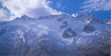 Características generales del Pirineo Tamaño y dirección Cimas: -Aneto (silíceo, con su glaciar, 3404 m) (izq.