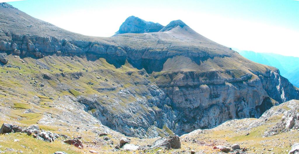 Crestas calizas venteadas de Montinier (2556 m), desde Angonés (Revilla, Macizo del Monte Perdido, Huesca) Pedrizas y pastos pedregosos ricos en flora