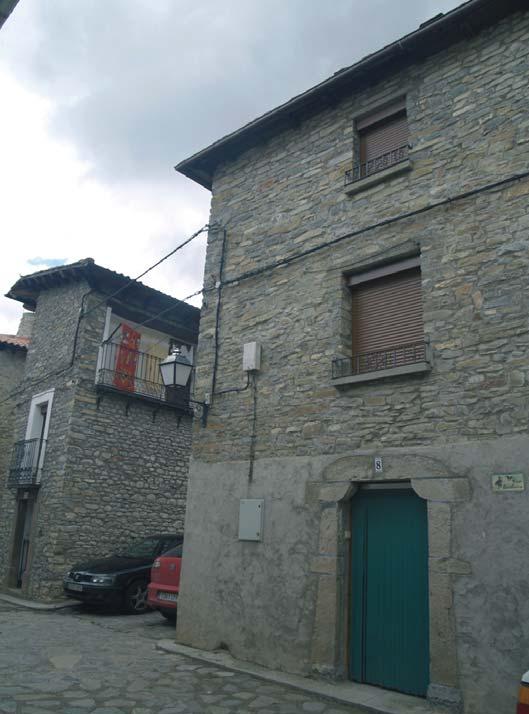 3 Casa Escolástica Calle Alta Pequeña casa en la que se conserva la portada enmarcada en