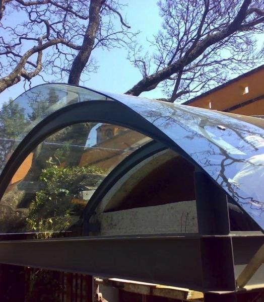 DOMOS Para la ejecución de domos procuramos orientar al máximo al cliente sobre cuál es el vidrio adecuado para cada domo, ya sea por control solar acústico o resistencia al viento.