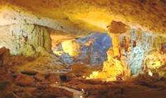 Visita a una cueva natural, y si el tiempo lo permite, posibilidad de disfrutar de un baño en las aguas esmeralda del Golfo de Tonkín. Cena y alojamiento en el junco.