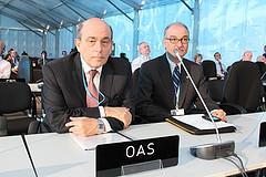Embajador Hugo de Zela, Jefe de Gabinete del Secretario General de la OEA y el Sr. Pablo Zúñiga, Representante de la OEA en el Perú (1 de diciembre) El Sr.
