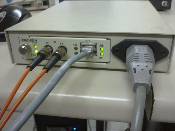 Para ello necesitaremos 4 convertidores de medio que pasen de fibra a cable UTP (RJ-45)