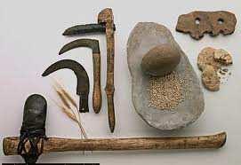 NEOLITICO. Literalmente significa periodo de la piedra moderna. Se caracteriza porque la piedra está pulimentada. Aparecen también herramientas de hueso.