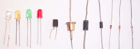 Existen diferentes tipos de diodos, rectificadores, LED (Diodos Emisores de Luz), varicap, Zener, Fotodiodos, etc.