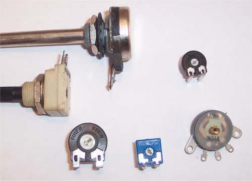 En algunos casos se pone solidario con el eje de giro un interruptor (abajo a la derecha). Los símbolos son: Resistencias dependientes.