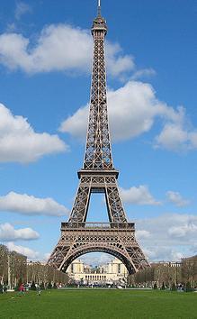 - La torre Eiffel fue construida con 18000 piezas de hierro forjado y originalmente medía 300 m y pesaba 7300 toneladas.