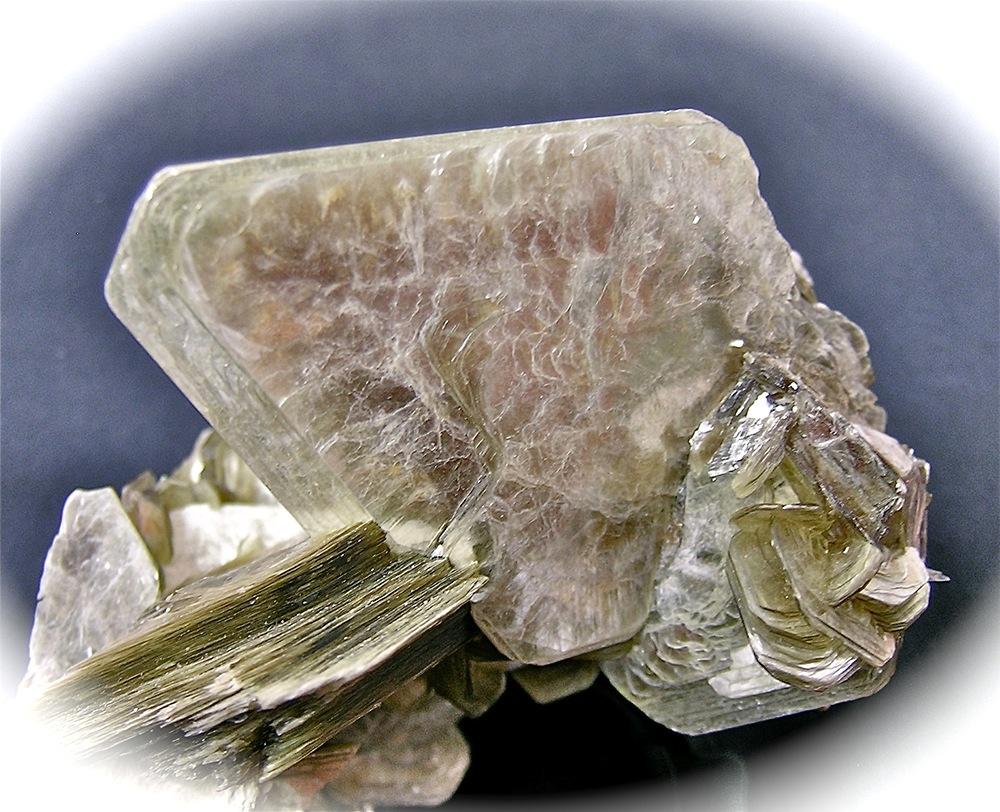 FORMA: Rara vez podemos identificar a los minerales por su forma y tamaño: si partimos un mineral, cada fragmento