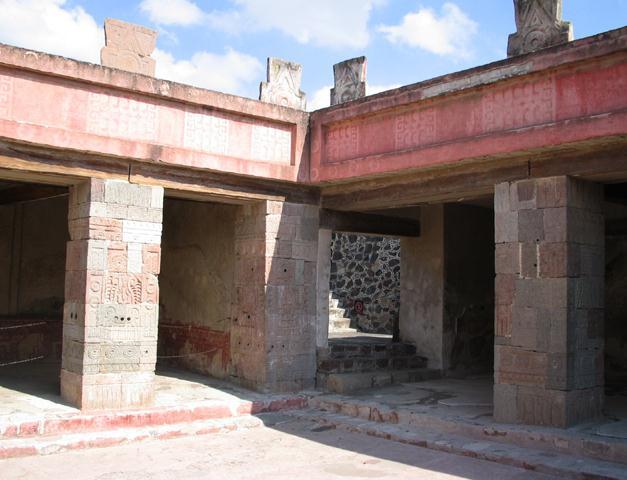 Cuál es la polémica sobre la influencia teotihuacana en el área maya? Hubo una entrada de teotihuacanos al área maya a finales del siglo IV d.c., pero aún se discute: Si la entrada fue violenta o pacífica, es decir, si se trató de una conquista o de un contacto político y comercial.