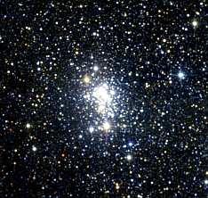 Abundan estrellas exóticas, como las blue stragglers, estrellas más masivas y azules.