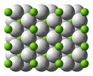 Todas las sustancias iónicas son sólidas a temperatura ambiente y presentan elevados puntos de fusión y ebullición, que puede explicarse por el elevado valor de la energía de red.