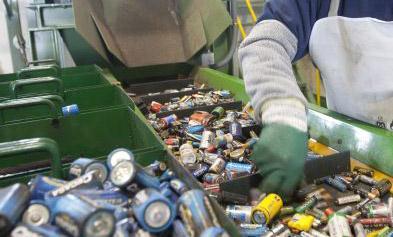 Las y baterías de plomo-ácido son enviadas para reciclaje