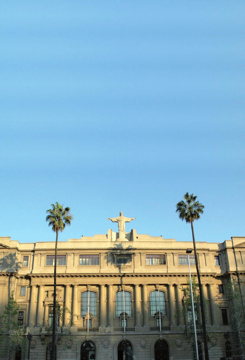 PONTIFICIA UNIVERSIDAD CATÓLICA DE CHILE UN SELLO DE EXCELENCIA En sus más de 125 años de historia, la Pontificia Universidad Católica de Chile ha formado a los grandes líderes, pensadores y