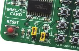 La función del resistor protector es de limitar la máxima corriente, lo que impide dañar el sistema de desarrollo y los módulos periféricos en caso de que ocurra un corto circuito.