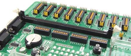 Empuje suavemente la tarjeta MCU en el conector DIMM-168P y levante lenta y simultáneamente las palancas de