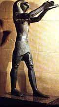 Hijo de Osiris e Isis, formó con estos la más perfecta trinidad de la a religión egipcia. El nombre de Horus era él titulo más elevado al que aspiraban los faraones.