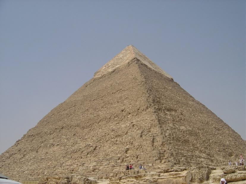 PIRAMIDE Monumento egipcio en forma piramidal que servía de tumba a los faraones, sobre todo durante el Imperio Antiguo.
