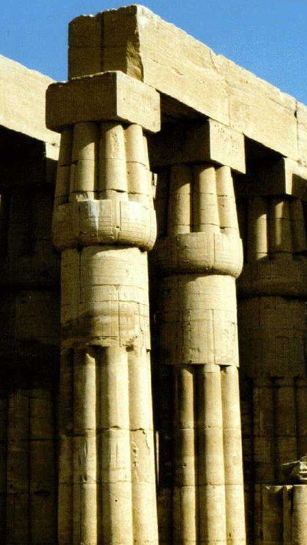 Es típico de la arquitectura egipcia CAPITEL