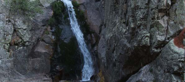altura nos llevará a la garganta del Chorro Grande donde podremos apreciar las cascadas más altas de la Sierra de Guadarrama.