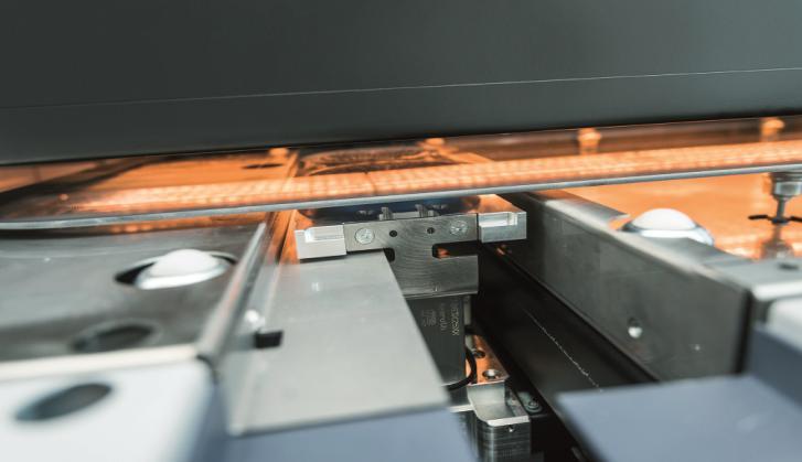 Decoración de vidrio con tinta pigmentada inorgánica El proceso de producción completo se puede automatizar desde la carga en la mesa giratoria, pasando por los procesos de lavado, impresión y