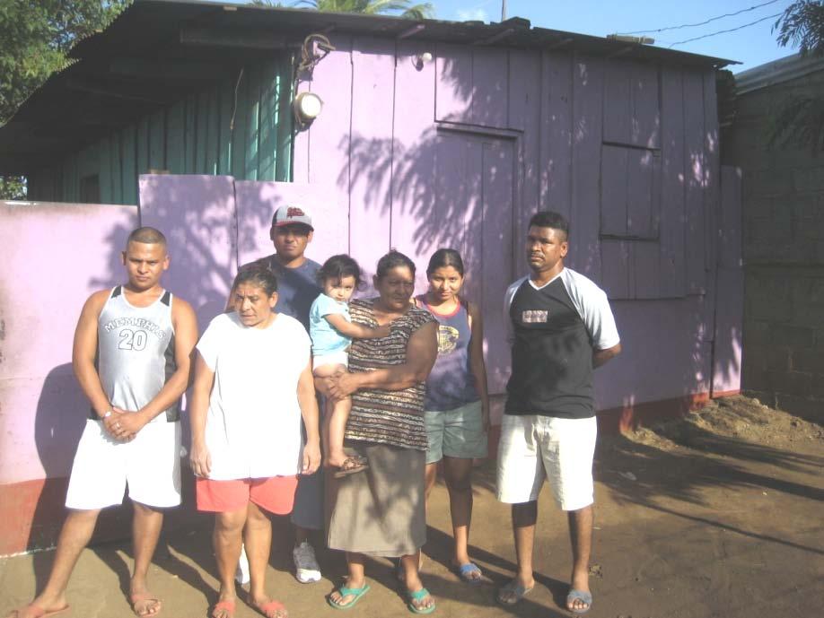 Las familias nicaragüenses Fuente: El Desarrollo Humano en Nicaragua 2002 La familia es espacio fundamental para la consecución de las aspiraciones de sus miembros y fuente de confianza en el futuro.