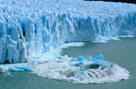 Las pasarelas ofrecen desde sus miradores diferentes perspectivas del glaciar, permitiendo disfrutar de este increíble espectáculo natural.