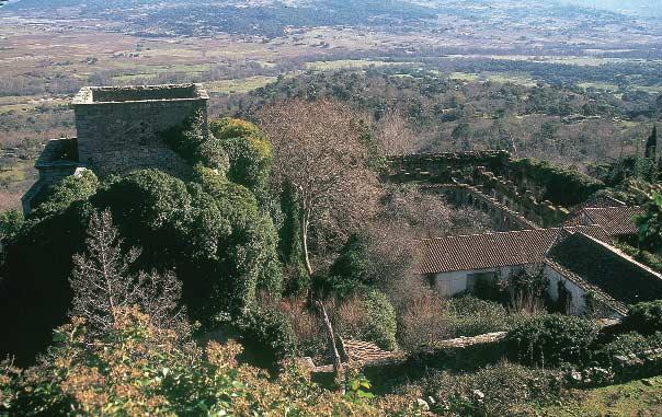 Monasterio de los Jerónimos Enclavado en la ladera del este del Cerro de Guisando, próximo a la localidad abulense de El Tiemblo, se encuentra dicho monasterio, hoy en ruinas.