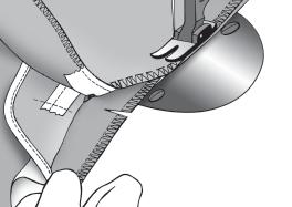 presillas en la pinza, costado y pliegue en la misma disposición que el costado izquierdo del pantalón. Finalizamos la costura con puntada de seguridad.