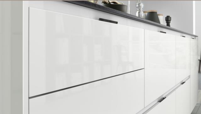 CUINA Mobles i complements Mobles de cuina, alts i baixos, acabats color blanc, marca Siematic, model S3-PG amb tiradors 300BL.