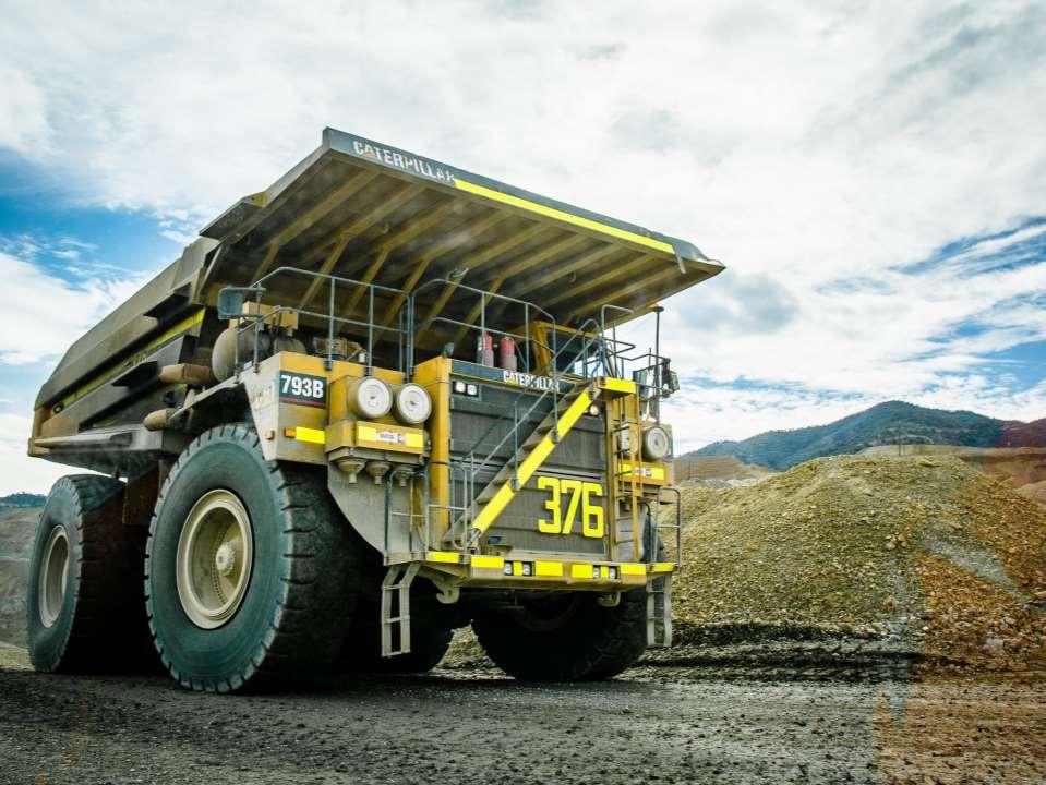 El desarrollo de la industria minera trabaja día a día a través de leyes, normas, reglamentos, sistemas de gestión, tecnología y educación para reforzar las medidas de seguridad y proteger a los