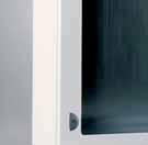 La caja se suministra con: puerta con sistema de cierre con llave de doble paletón de Ø 3 mm y 2 perfiles sendzimir fijados en la puerta placa de montaje placa de entrada de cables con junta de