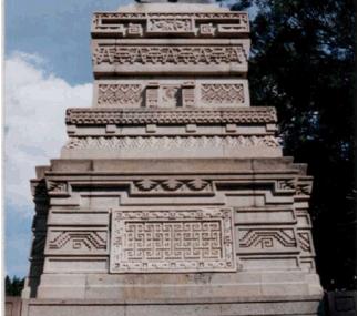 monumento a Benito Juárez con su basamento
