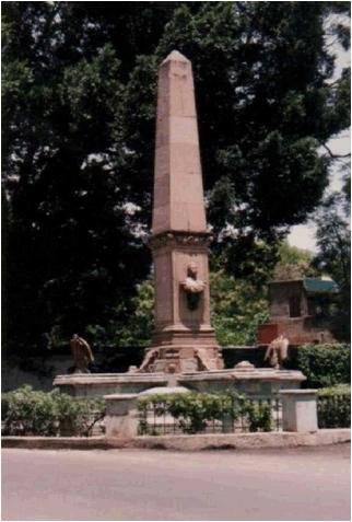 OBRAS PÚBLICAS URBANAS Monumento-obelisco al soldado de la