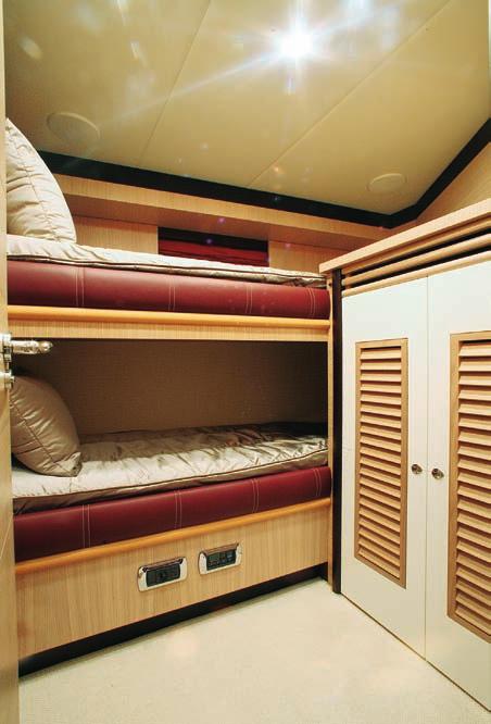 La cabina del armador está en el centro del barco, resuelta a toda manga con una gran cama doble orientada a proa y un cuarto de aseo en formato suite; parecido equipamiento