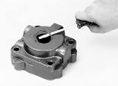Dado de 1 1 8 Martillo PRECAUCIÓN Tenga extremo cuidado al retirar el sello (4) para evitar dañar el barreno del sello del soporte de la válvula.