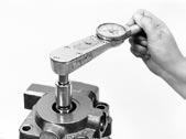 Aplique fuerza de torsión a la contratuerca mientras sujeta el ajustador del cojinete con una herramienta de ajustador apropiada en la posición determinada en el paso 24.