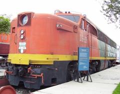 Locomotora de tracción diésel - eléctrica DH 19 Esta es una de las cinco locomotoras ALCO PA que se conservan en la actualidad, fueron diseñadas para el servicio de pasajeros, llegó a México después