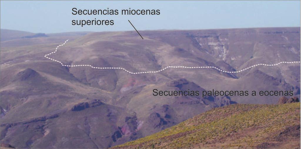 Figura 9: Discordancia angular en la faja plegada y corrida de Aluminé (Río Malleo) entre secuencias volcánicas paleocenas a eocenas que inclinan unos 15 grados al este y secuencias miocenas