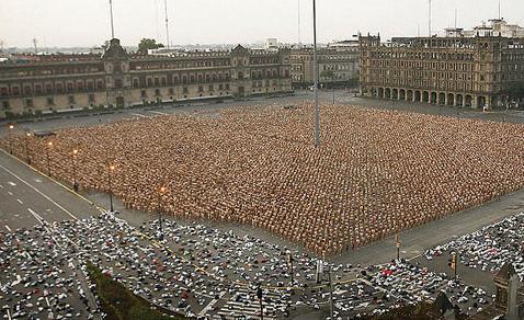 El zócalo en la actualidad El Zócalo, la Plaza Mayor, es donde hoy conviven los símbolos nacionales del poder, (el