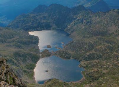 1. Lago de Juclà CANILLO Con 21,3 hectáreas, es el mayor lago de Andorra. Sus aguas de un color azul profundo son la excusa perfecta para una magnífica jornada de senderismo.