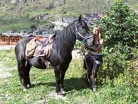 Los caballos de raza de montaña Mérens, nobles y de paso seguro, son los más idóneos para este tipo de excursiones.