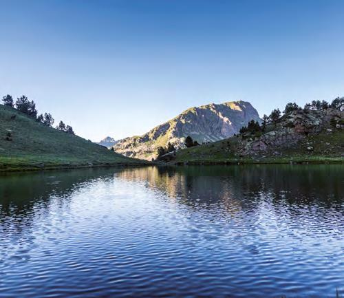 Naturaleza sorprendente Andorra, destino de naturaleza Andorra, con 468 km 2, es el más extenso de los pequeños estados de Europa.