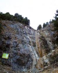 1. Cascada riu d Urina Este es un lugar magnífico, situado a 1.150 m al Sudeste, debido a su cascada, que cruza el muro por el centro. Es de roca calcárea y tiene parabolts.
