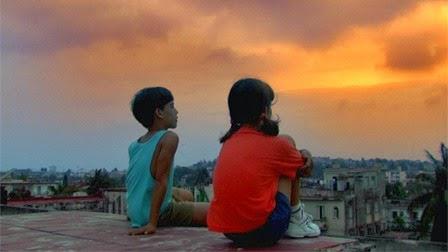 Jorgito y Malú están sentados en el tejado de una casa en ruinas que domina la ciudad. Es el atardecer. Malú está muy triste porque su madre ha decidido marcharse de Cuba.