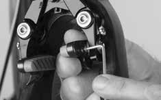 Ahora podrá ajustar las levas del freno enroscando o desenroscando el pasador roscado con una llave Allen de 2 mm hasta que las zapatas de freno