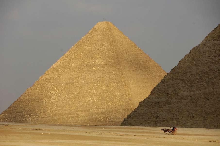 Tutankamón Faraón del turismo cultural Por Raúl Iriarte Fotos: Cortesía FIJET Pirámides de Giza El pequeño rey egipcio Tutankamón seguramente jamás imaginó ser el gran anfitrión y promotor del