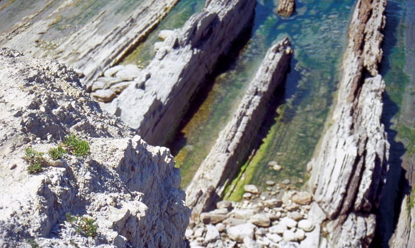 Los farallones, casi verticales, están constituidos por calizas (Cenomaniense, Cretácico superior, 99,5 Ma) bastante resistentes a la acción erosiva del oleaje; por esa razón no han sido totalmente